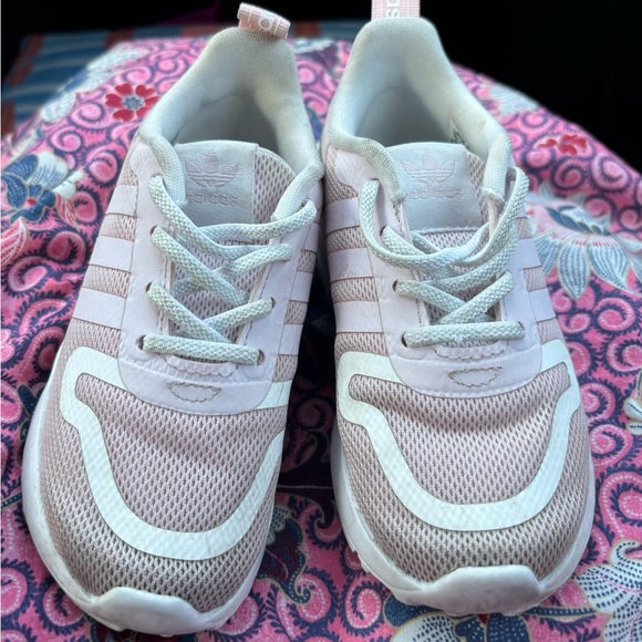 Girls Adidas sneakers Size 7K (Toddler). Gently used - Picture 3 of 3
